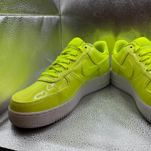 Size 9.5 - Nike Air Force 1 '07 LV8 Volt Mens Neon Athletic Sneakers AJ9505 -700 - Picture 3 of 11